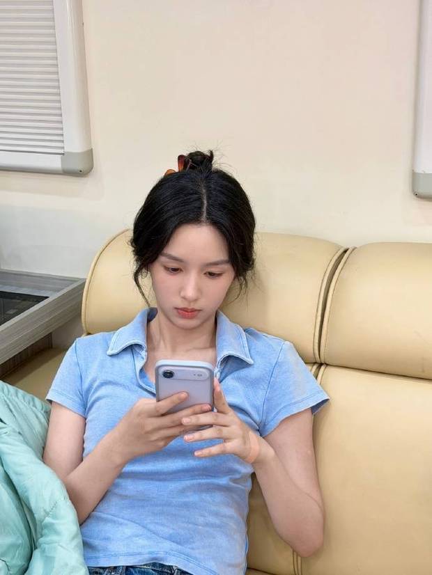 周也丸子头甜美可爱。
