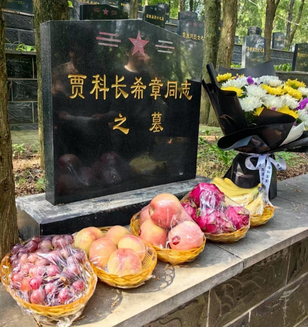 贾希章烈士墓前摆满祭品