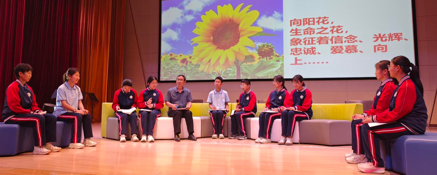 甘肃省作协会员、甘肃省“书香之家”称号获得者俞海云与兰州新区学子进行“向阳而生，笔墨逐光”的对话。姜波　摄