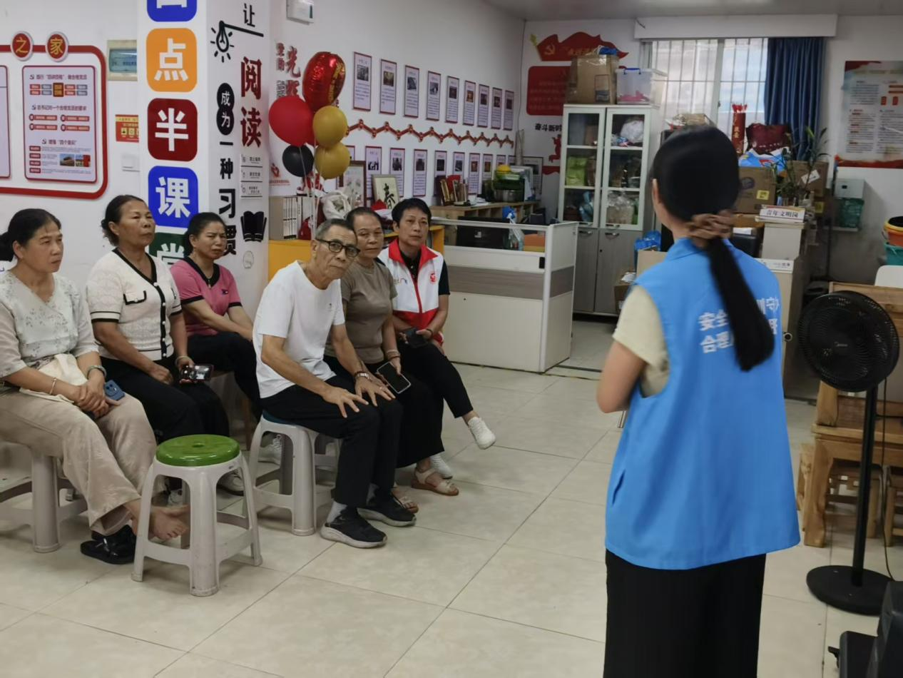 药师为退役军人讲解脑梗预防与安全用药知识