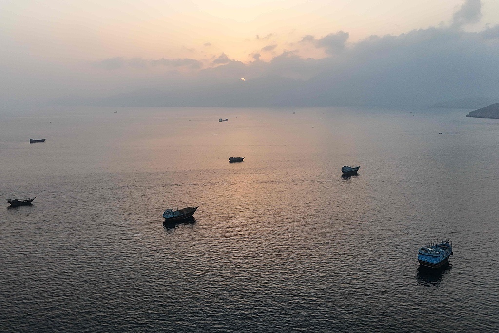 6月27日,阿曼北部穆桑达姆半岛,船只停泊在霍尔木兹海峡附近。(视觉中国)