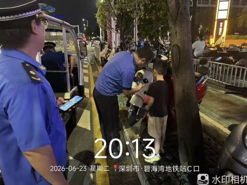 整治“三乱”不放松 为民服务有温度——西乡执法队员暖心救助走失儿童