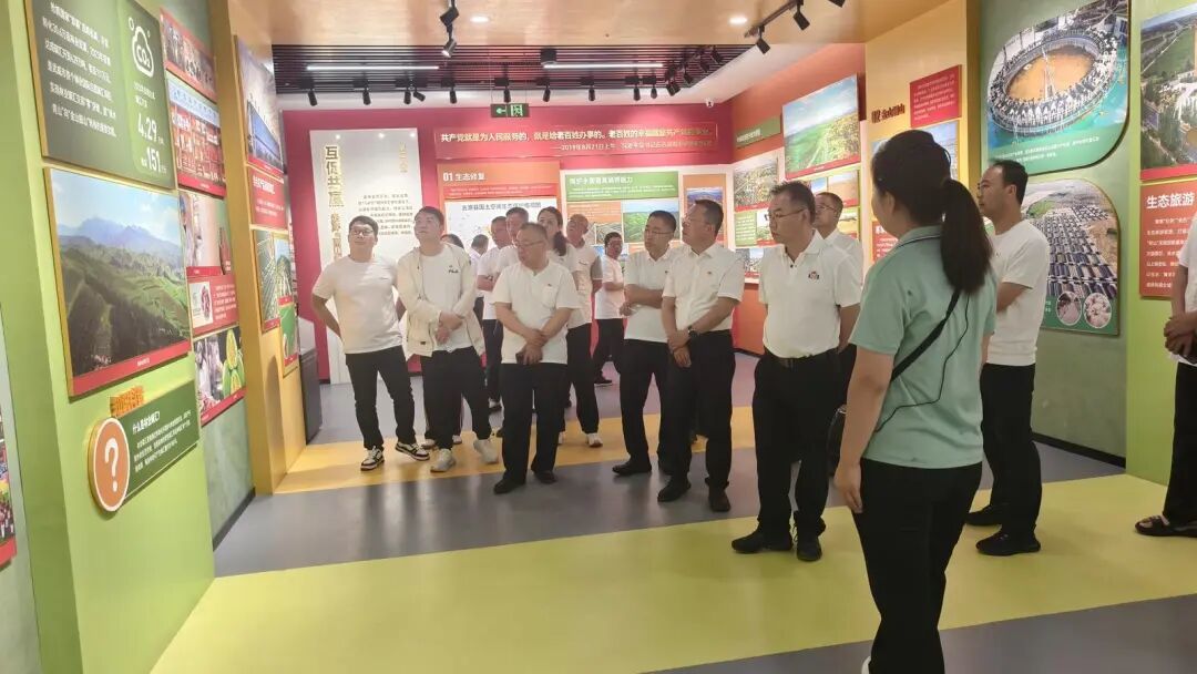 游客参观八步沙六老汉治沙纪念馆