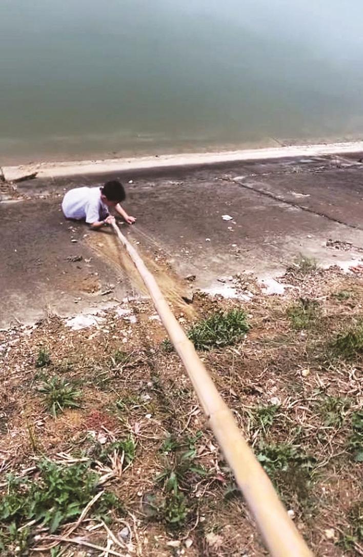 外卖小哥救人现场 视频截图