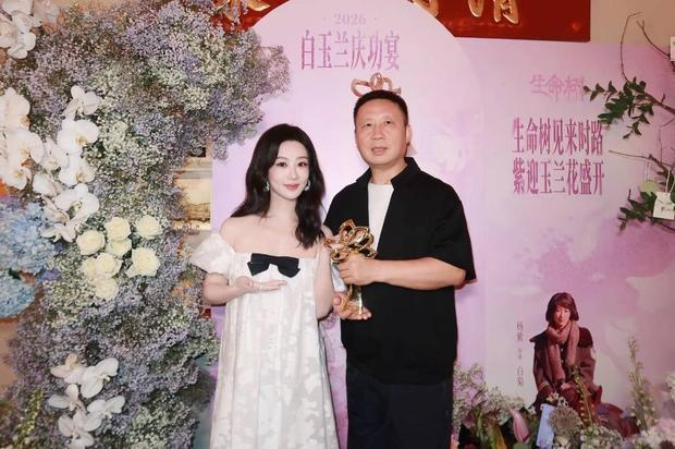 杨紫父亲身姿挺拔，目光里满是藏不住的骄傲。
