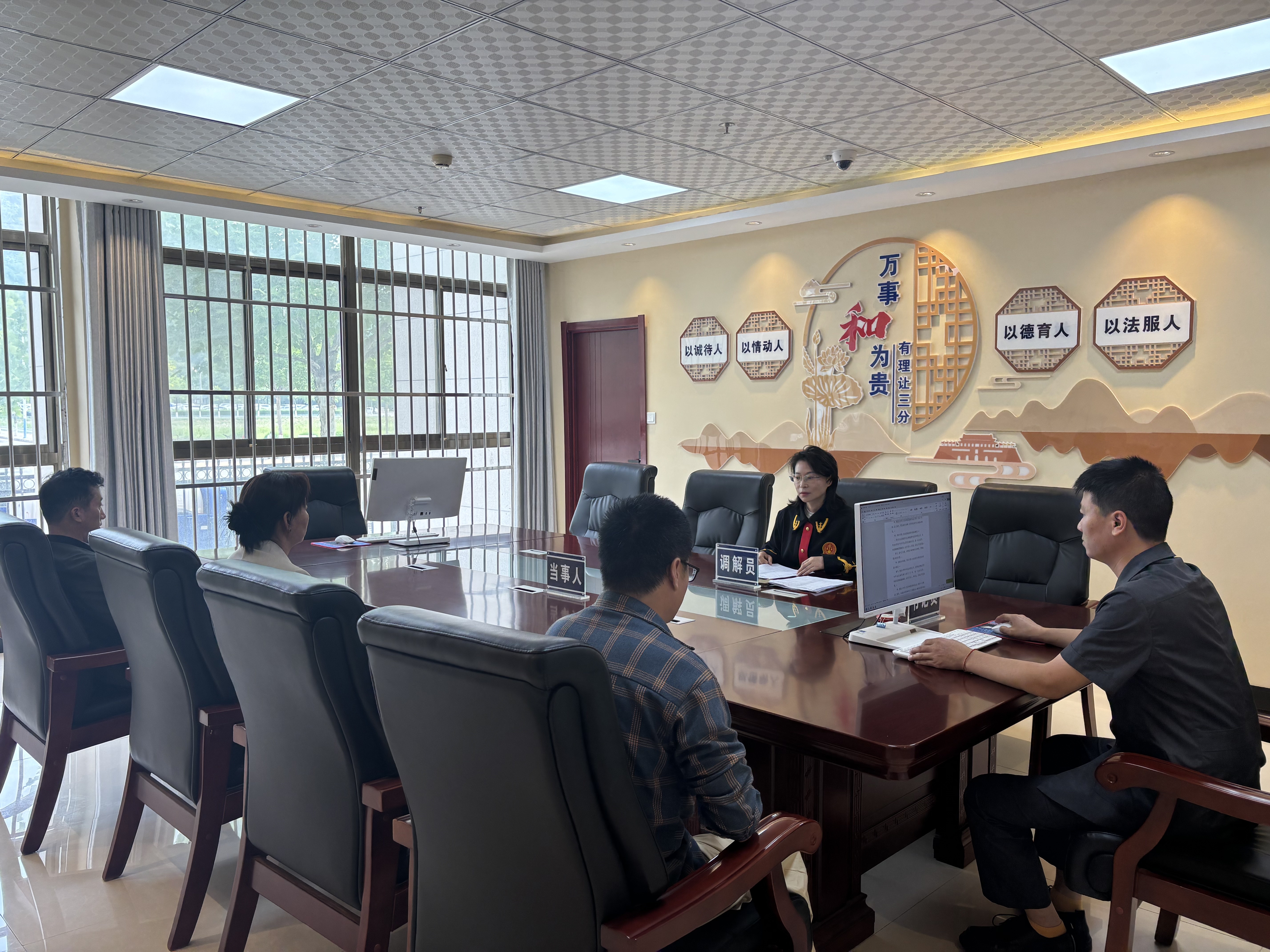 (图片为灵台县人民法院调解室)