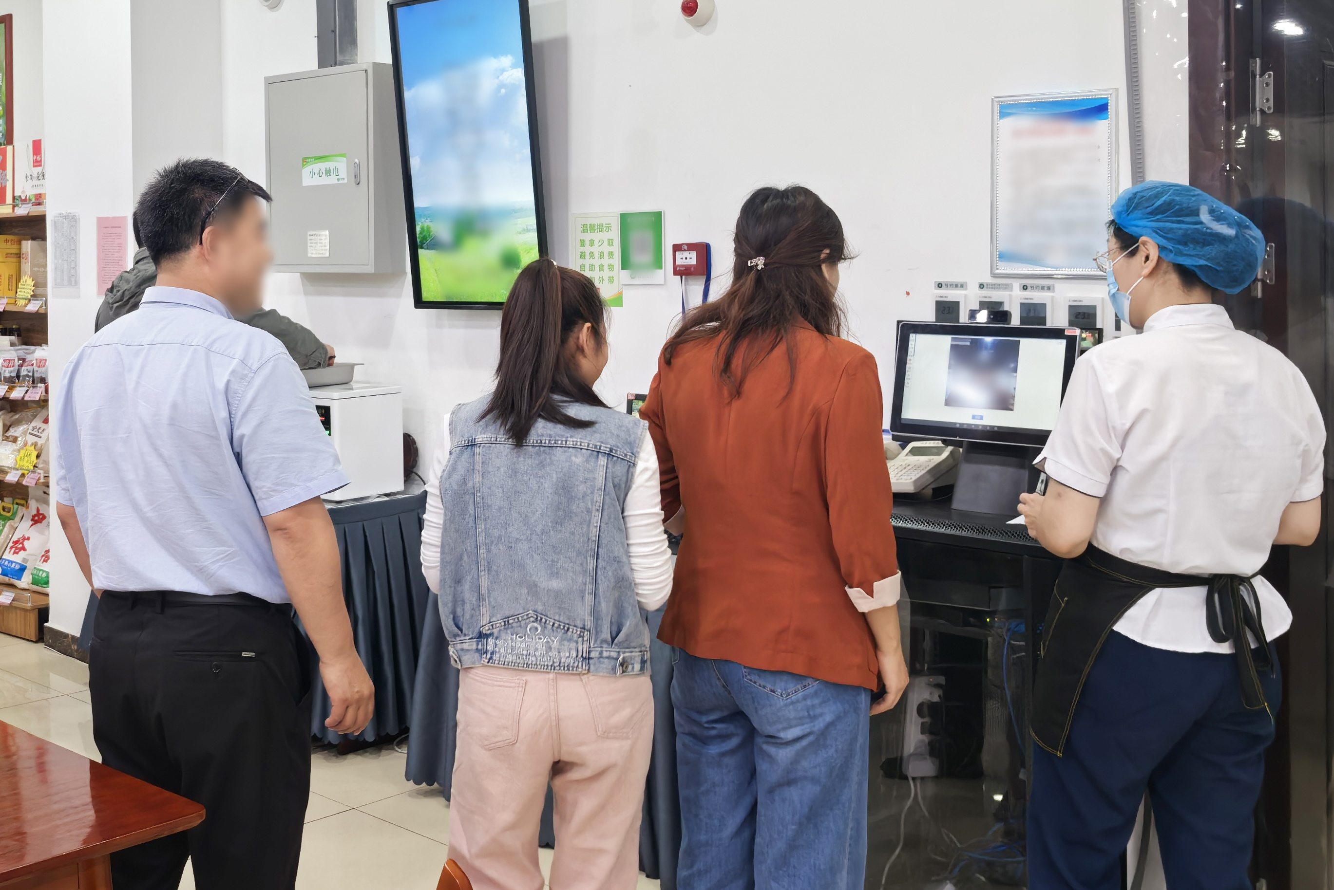 (图为某单位员工在使用智慧食堂系统刷脸支付餐费)