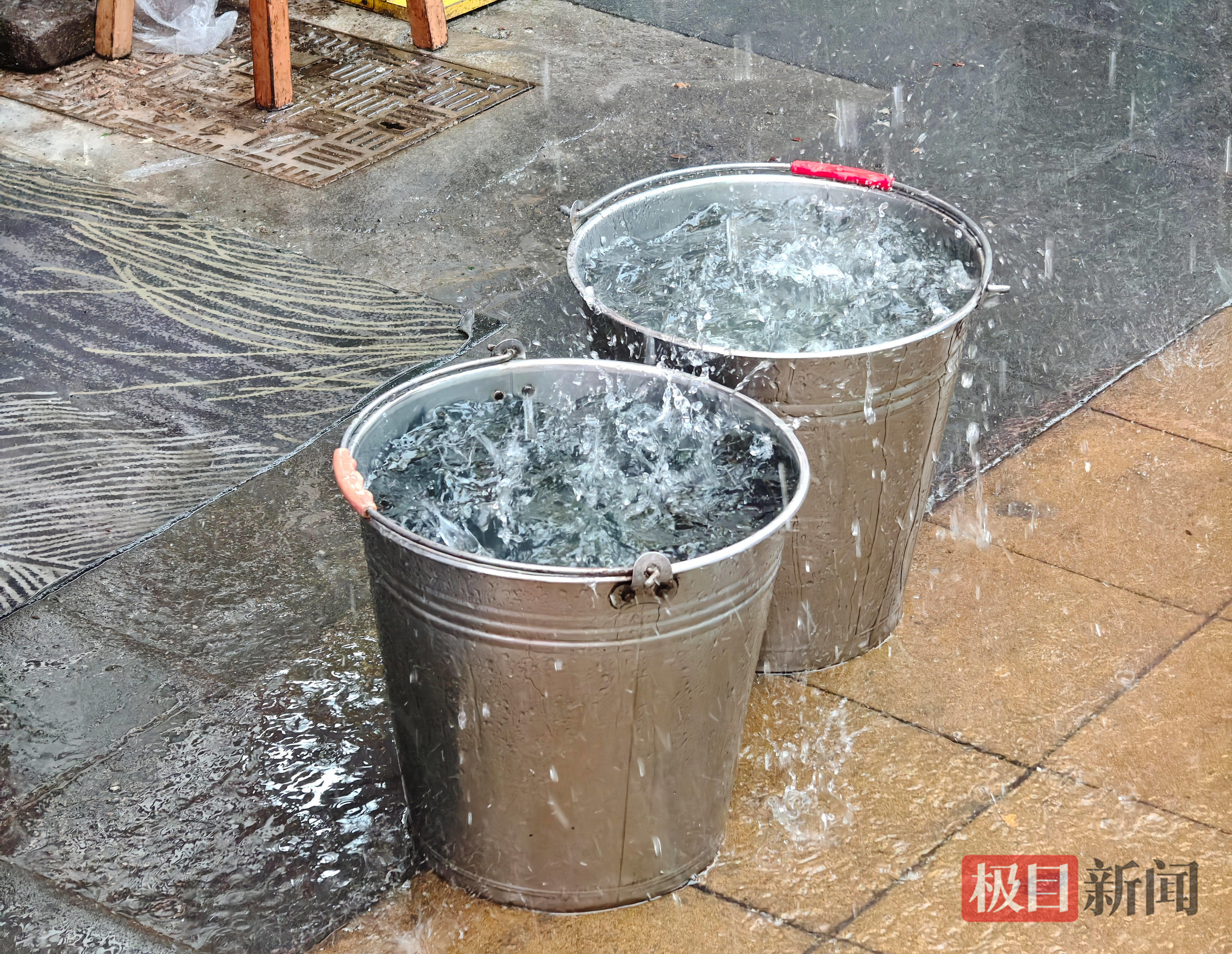 武汉街头开启“泼水模式”