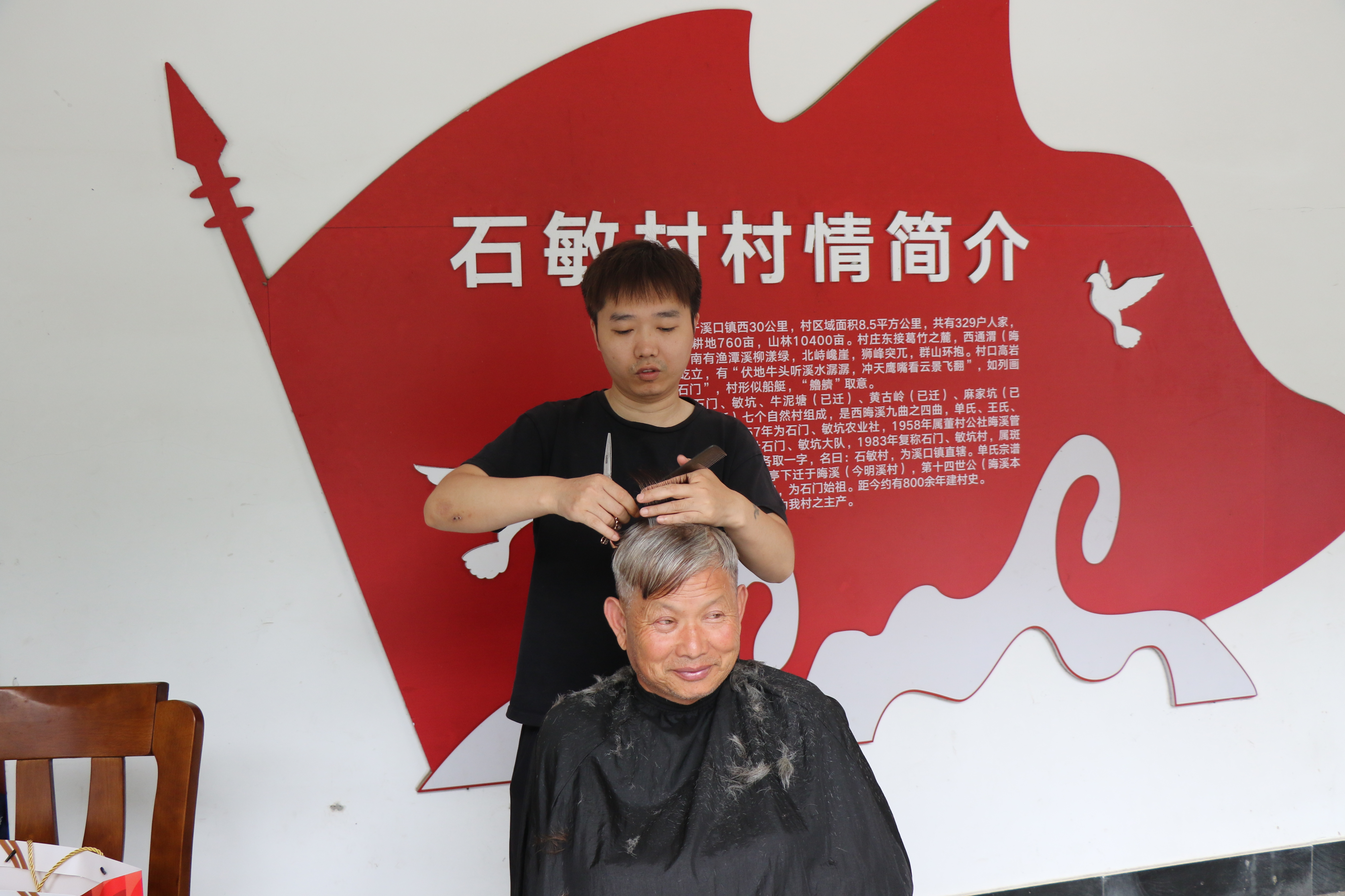 多方联动赴乡村 七一暖心送温暖