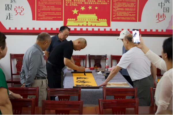 翰墨凝心定格乡土固始县洪埠乡马埠村举办书法、摄影集展览活动(图1)