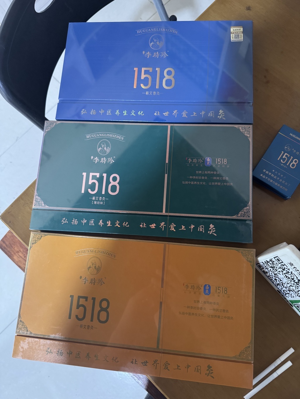 包装精美的“李时珍1518蕲艾香灸”。本文图片除署名外均为 澎湃新闻记者 王鑫 摄