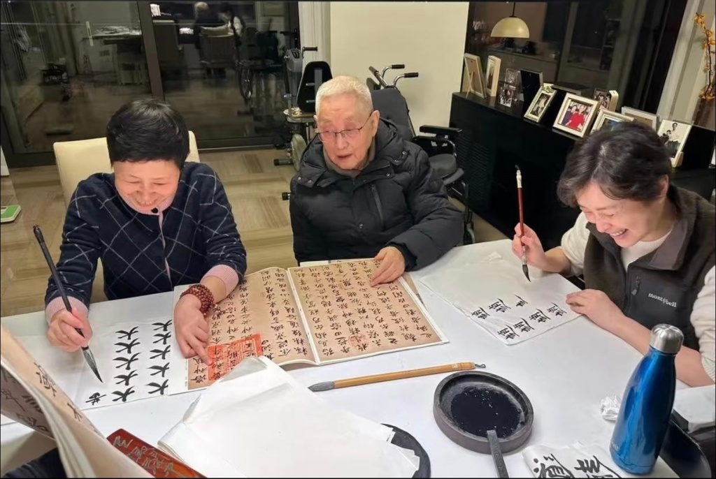吴越过年时和家人一起练书法