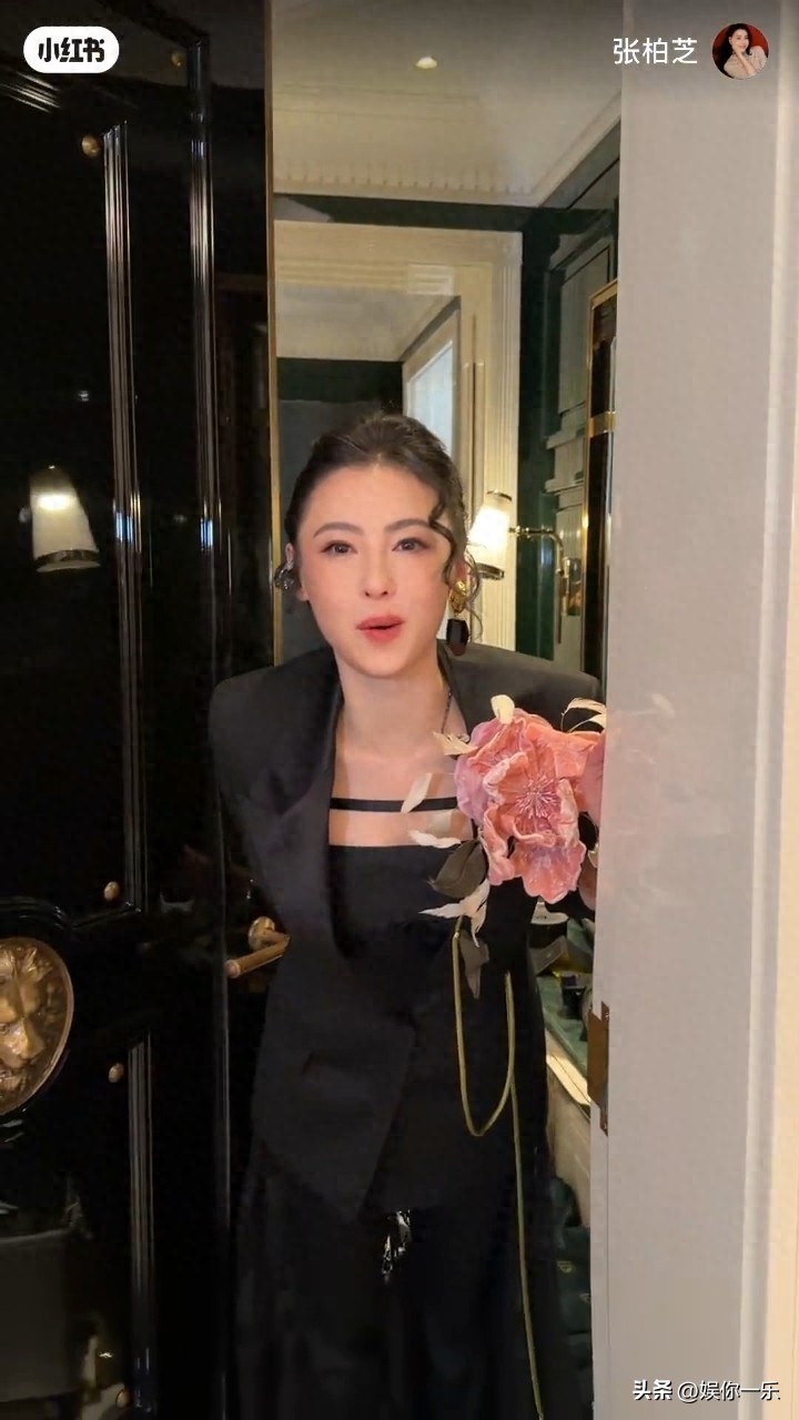 张柏芝在澳门演出间隙，后台接听儿子来电，闭门长谈半小时