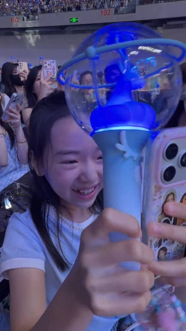 白鹿演唱会十周年，小酒窝惊喜同框甜跳手势舞  第3张