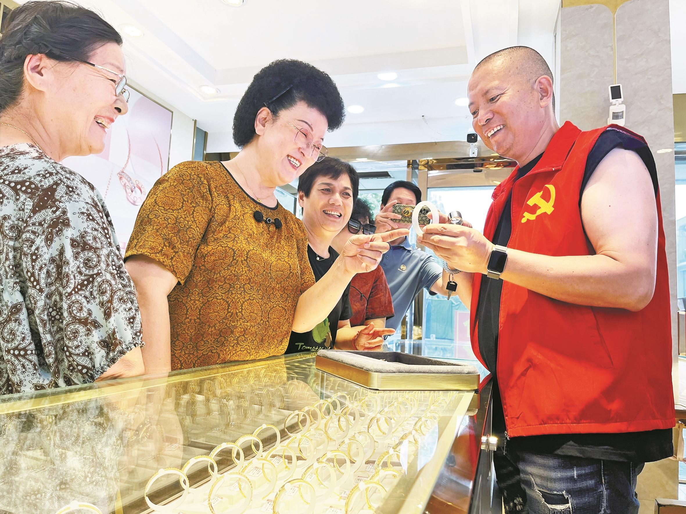 奉化“红色店掌柜” 助老街区上演“变形记”