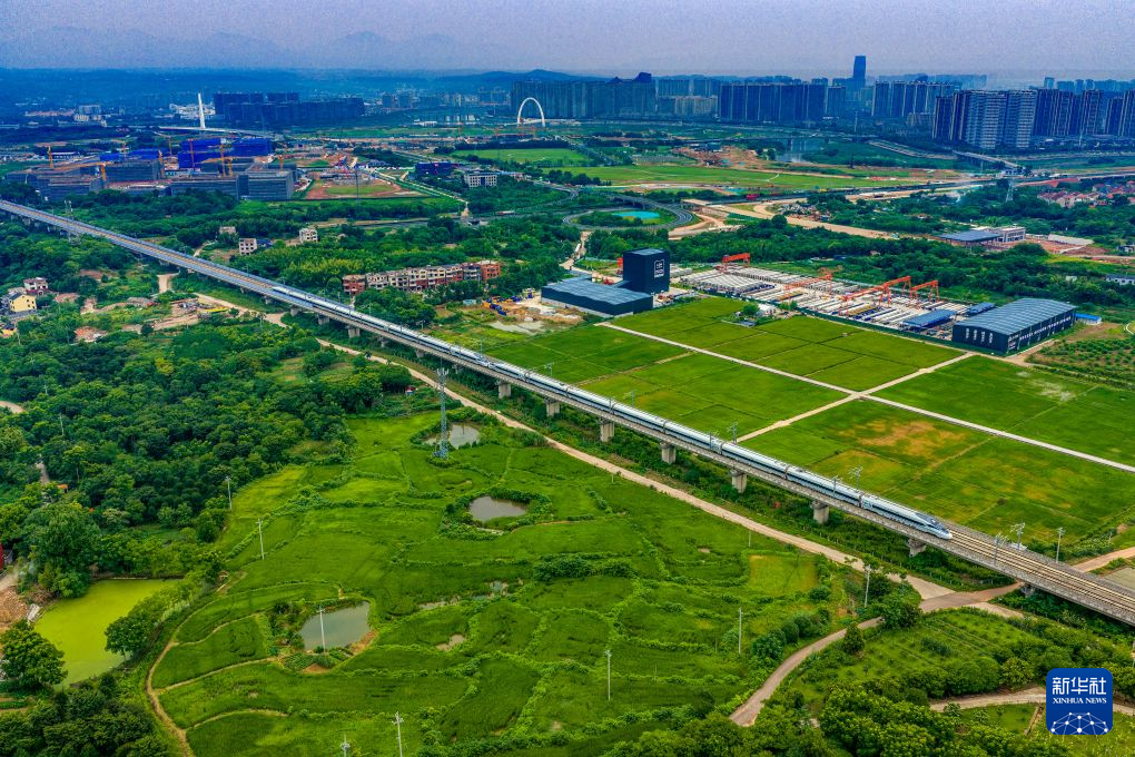 6月27日，列车行驶在杭台高铁浙江嵊州境内的路段上（无人机照片）。新华社发