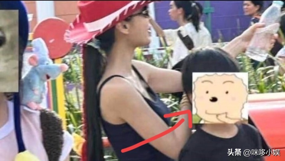 杨颖素颜携子游香港迪士尼，吊带造型配发圈，儿子狼尾头抢眼