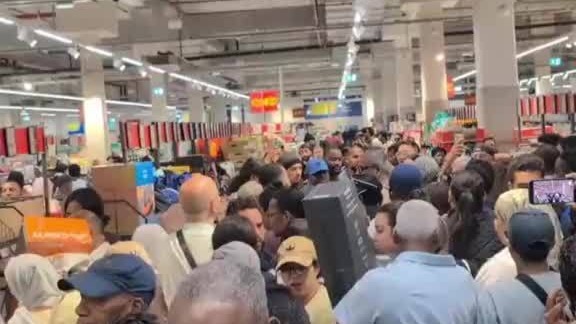 法国超市空调上架门店被挤爆：大批顾客涌入挤倒大门，现场发生多起斗殴，警察介入