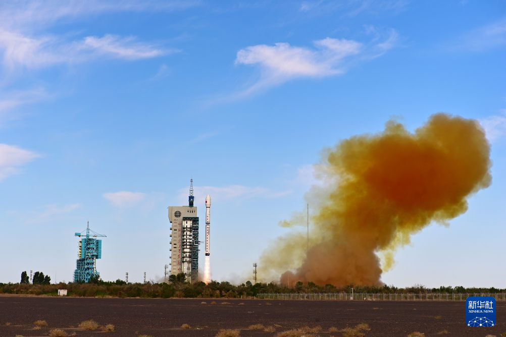 7月2日7时46分,我国在酒泉卫星发射中心使用长征四号乙运载火箭,成功将海洋二号E卫星发射升空,卫星顺利进入预定轨道,发射任务取得圆满成功。新华社发(汪江波 摄)