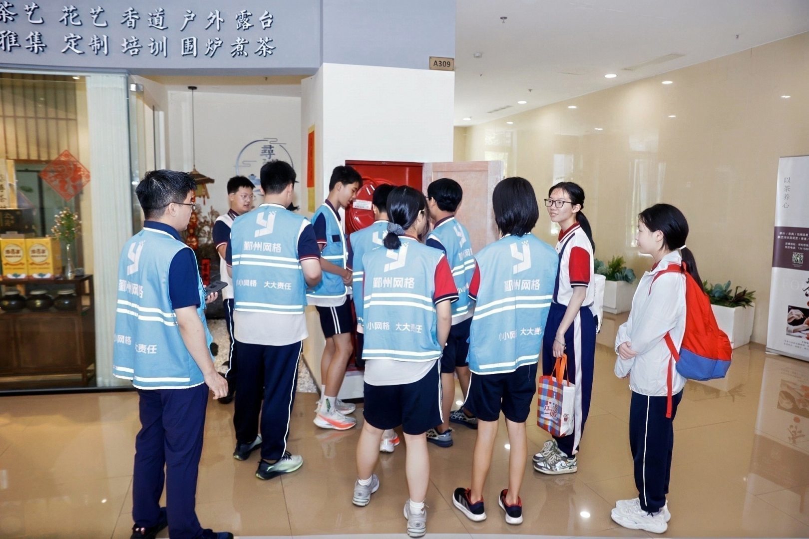 体验社区网格员检查消防安全工作