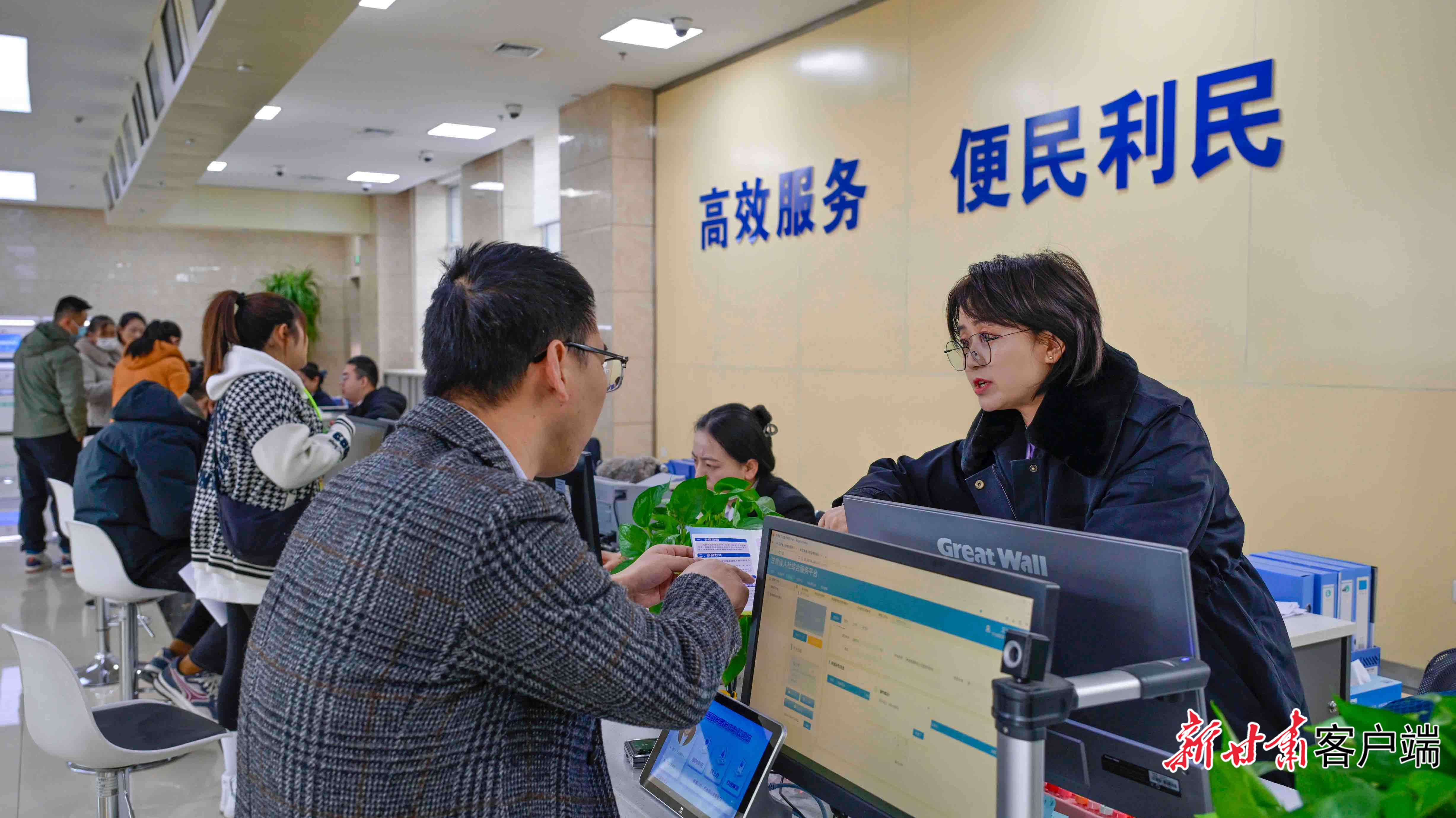 群众在兰州新区政府服务中心办事（资料图）　新甘肃&middot;甘肃日报记者　魏晓倩　摄