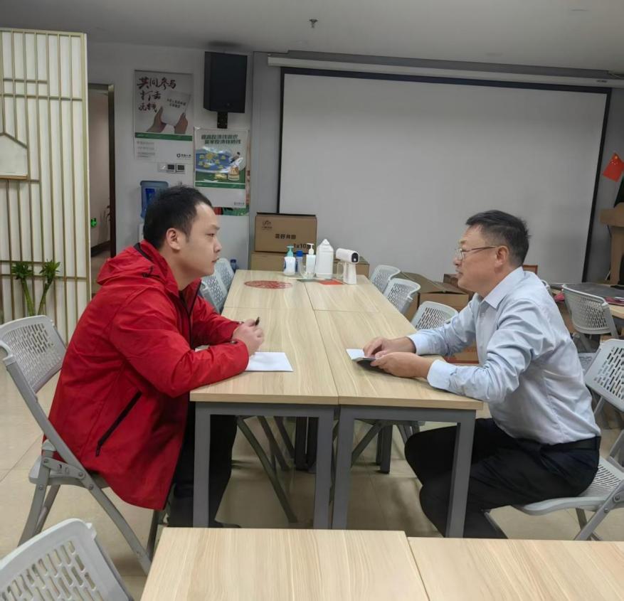 图：王广聚与伙伴进行规划沟通