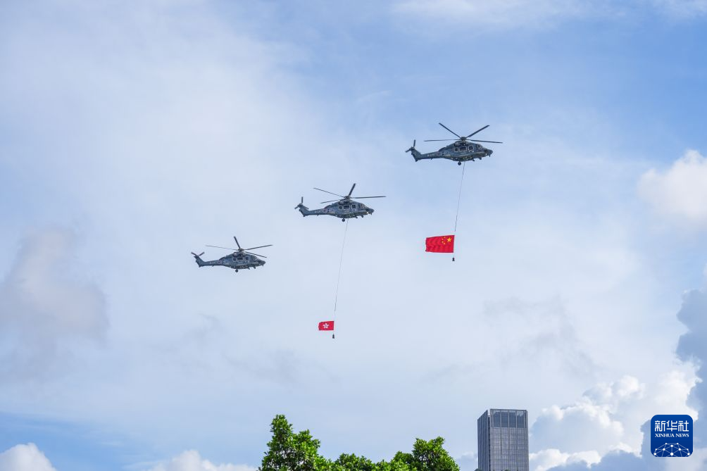 7月1日,香港特区政府在金紫荆广场举行升旗仪式,庆祝香港回归祖国29周年。这是分别悬挂中华人民共和国国旗、香港特区区旗的直升机从空中飞过。新华社记者 朱炜 摄
