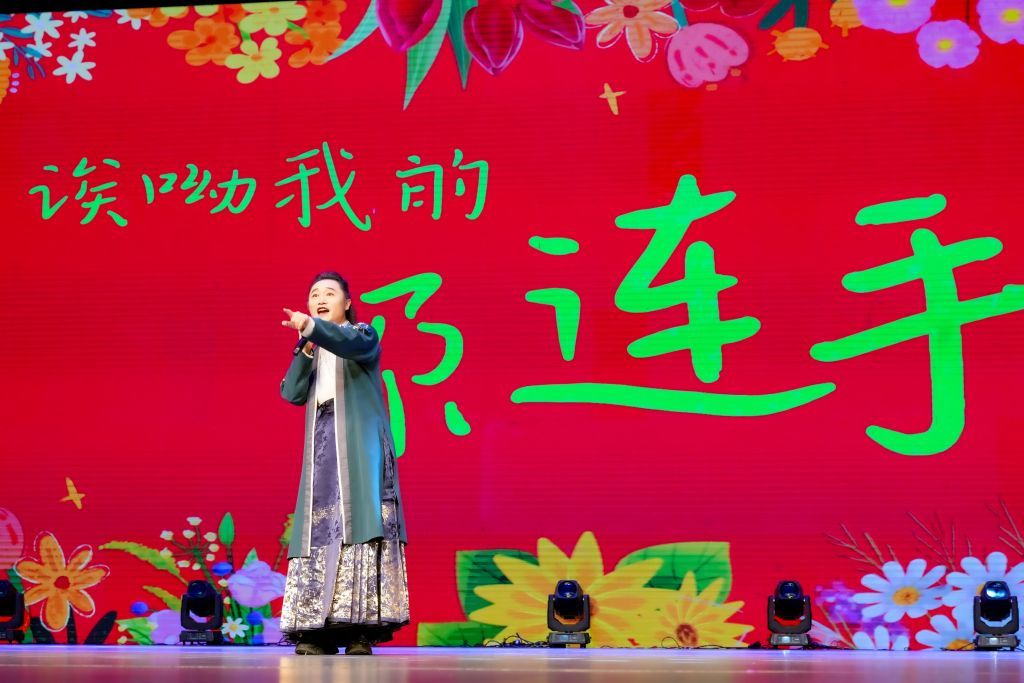 6月26日，在甘肃黄河剧院，段兴华演唱“花儿”歌曲《尕连手》。新华社记者　郎兵兵　摄