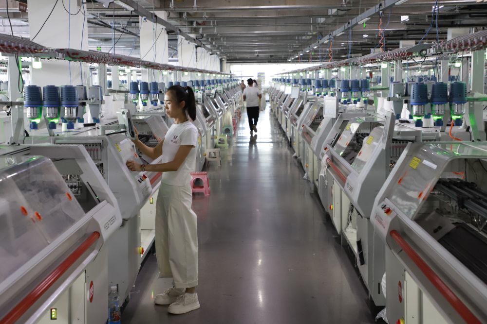 5月28日，河北新华羊绒制品有限公司工人在生产车间工作。（清河县委宣传部供图）