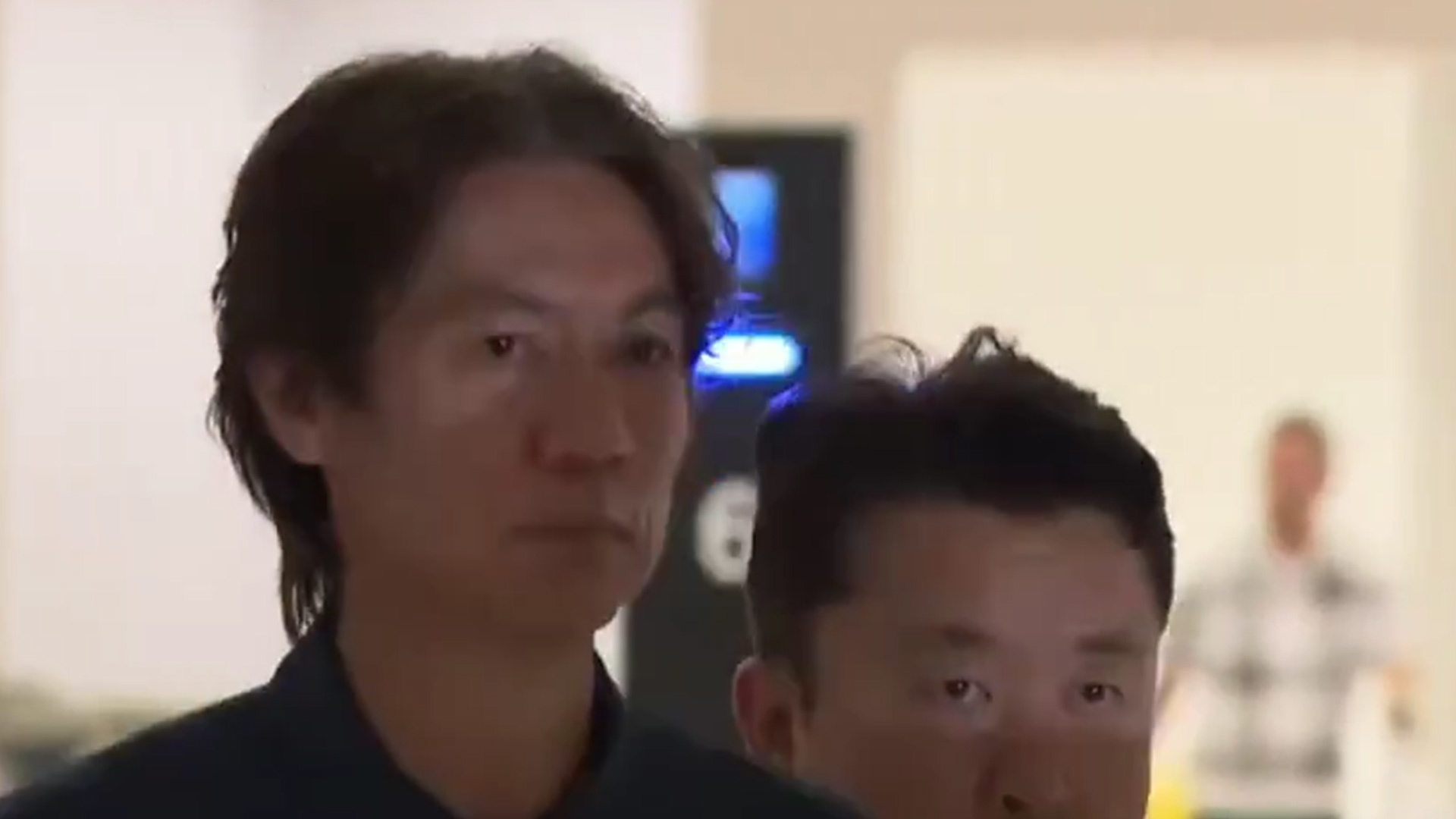 韩国队前主帅凌晨返韩，在机场遭球迷敲鼓辱骂“洪明甫滚蛋”，还有球迷举韩国足协遗照，称“韩国足球已死”