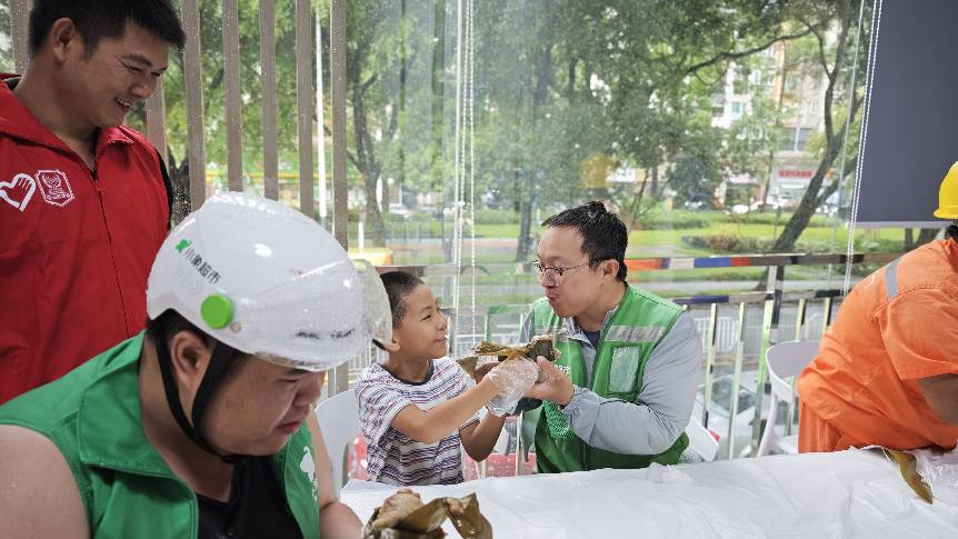 议身边事、包“同心粽”,桃源街道龙光社区端午专场活动情暖骑手