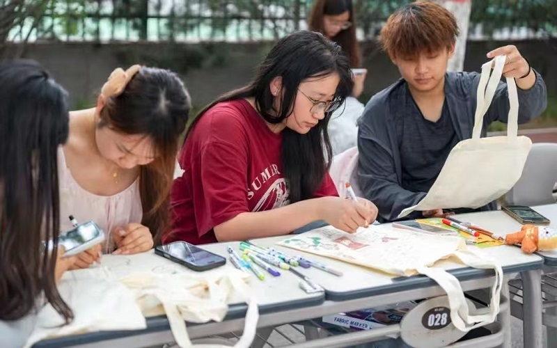 (图三组图)毕业游园集市现场