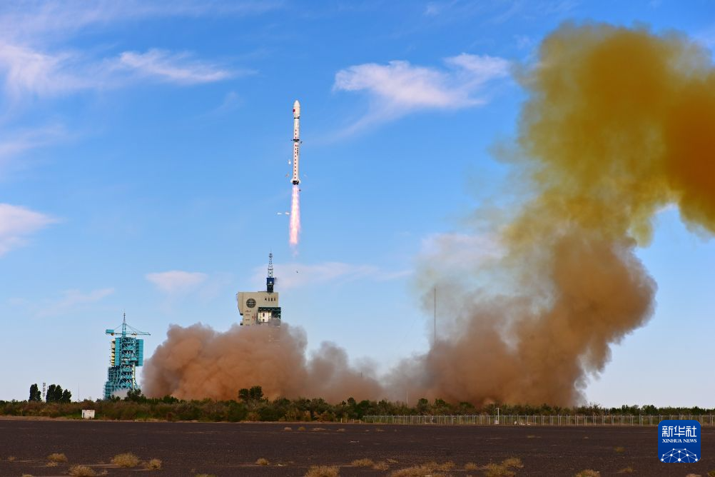 7月2日7时46分,我国在酒泉卫星发射中心使用长征四号乙运载火箭,成功将海洋二号E卫星发射升空,卫星顺利进入预定轨道,发射任务取得圆满成功。新华社发(汪江波 摄)