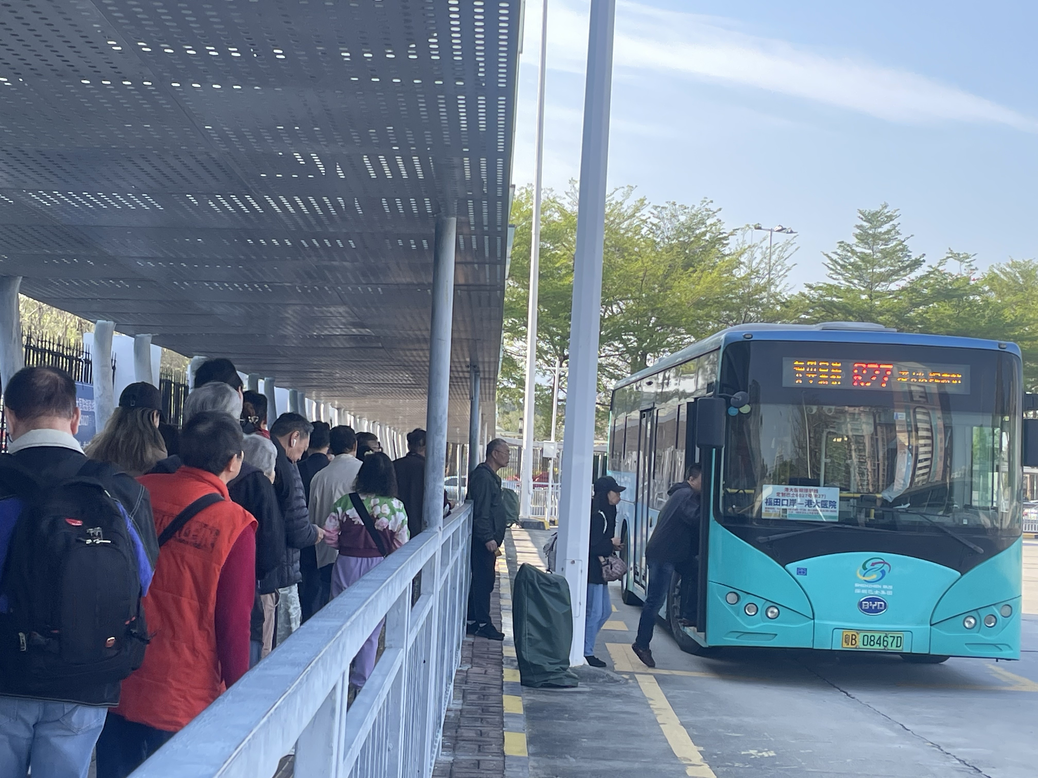 从试点到常规,跨境就医交通迈入运行新阶段“福田口岸—港大深圳医院”定制巴士纳入深圳市公交路线