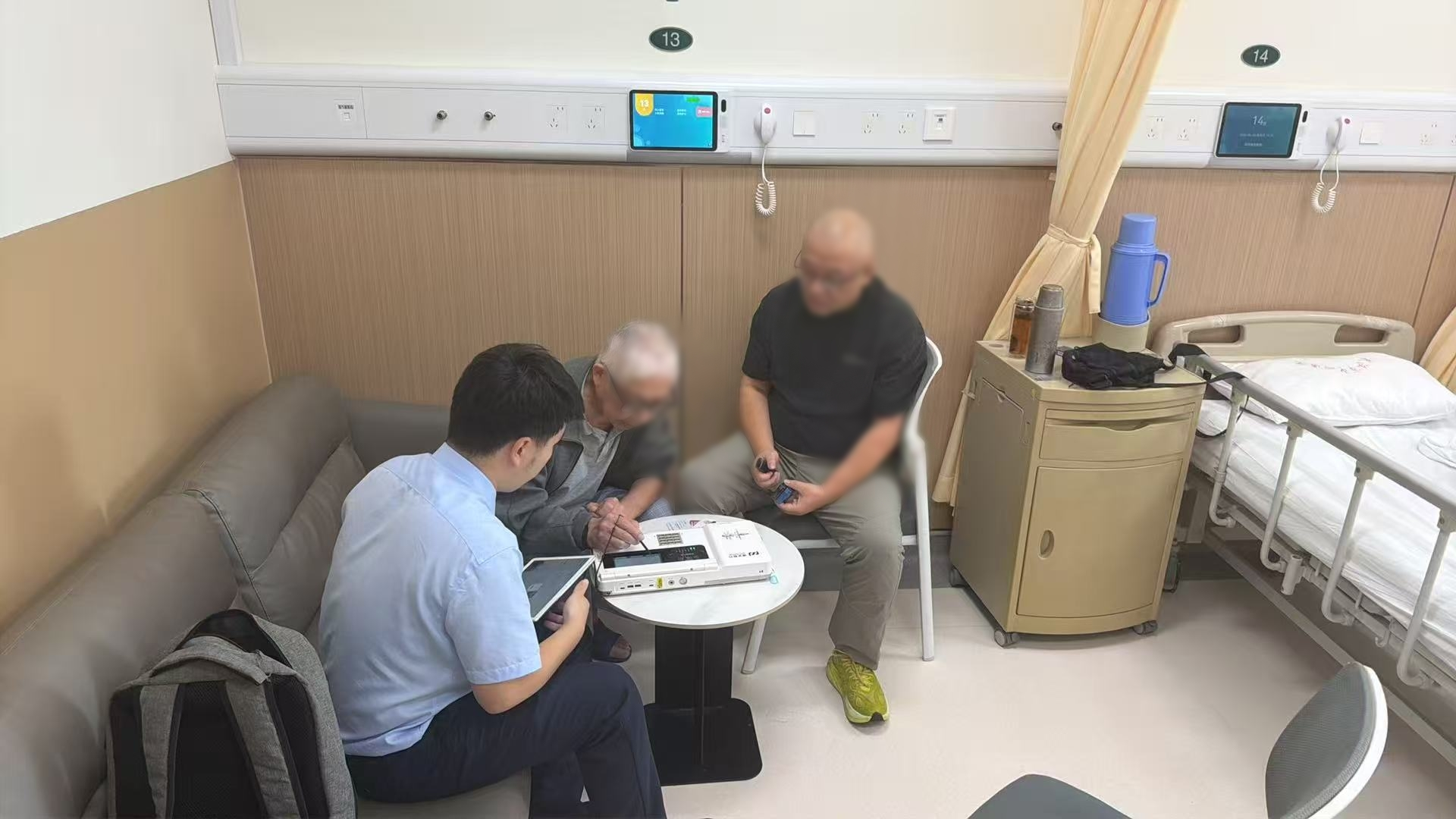 金融服务进病房 敬老纾困暖人心