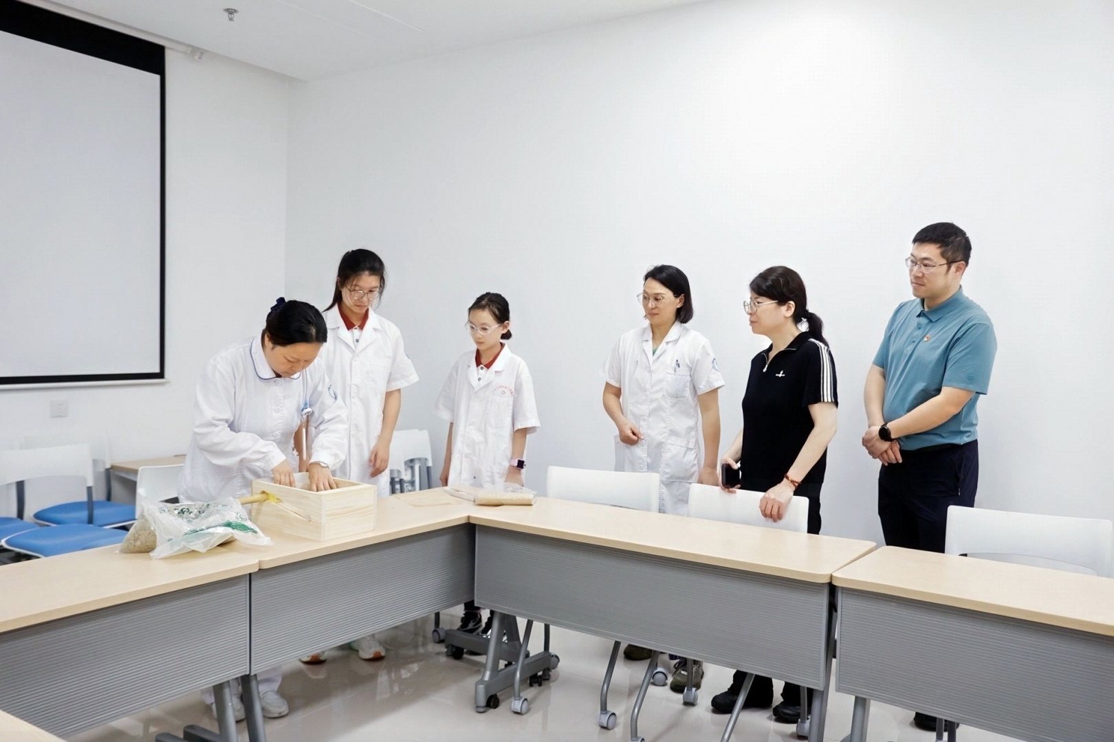 学生在鄞州人民医院体验日常工作