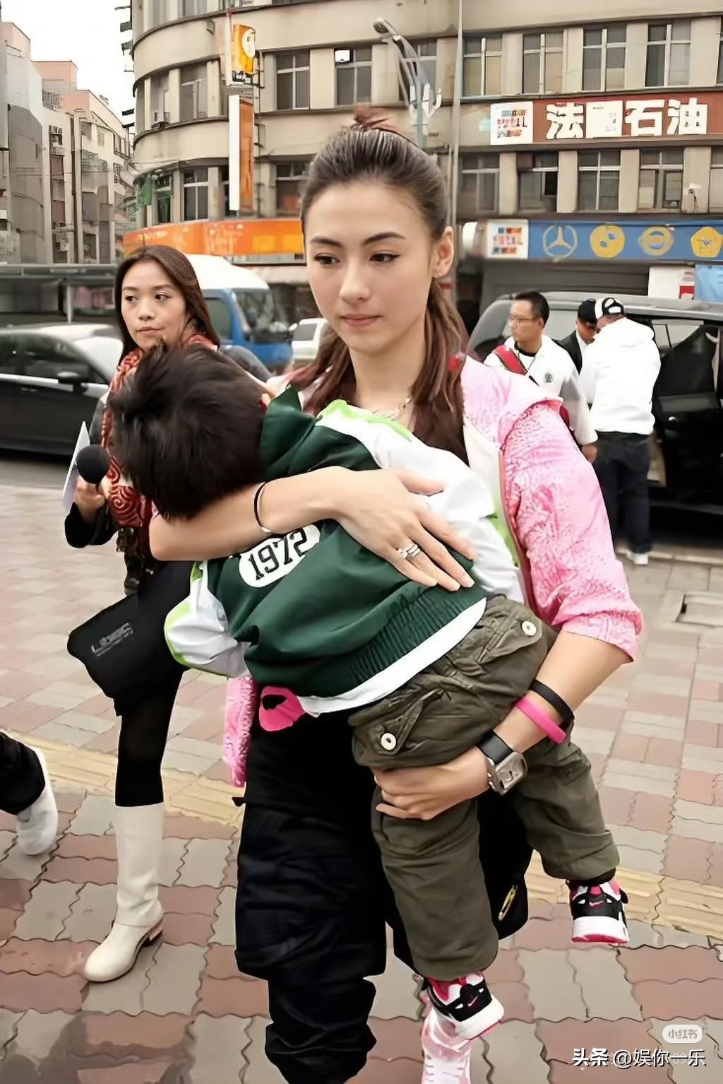 张柏芝在澳门演出间隙，后台接听儿子来电，闭门长谈半小时  第11张