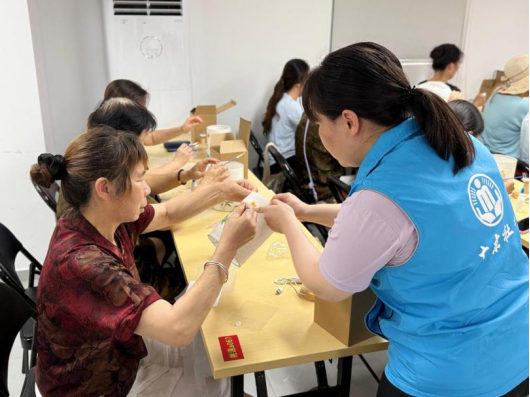 一花一世界,光影绘流年 ——桃源社区开展压花台灯DIY手工活动