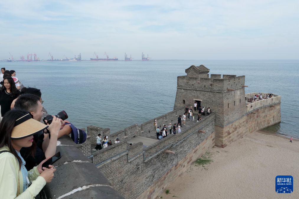 6月26日，游客在秦皇岛市山海关区老龙头景区观光。