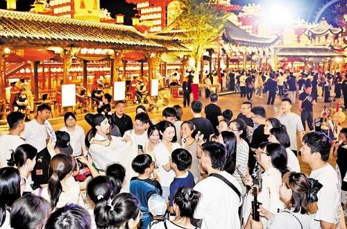6月1日，唐山河头老街，“李白”与游客进行诗词互动。