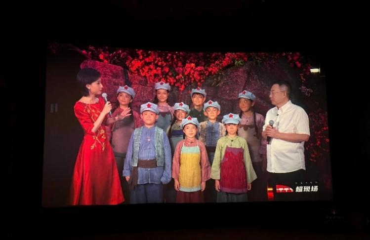 中场间隙主持人与小演员互动 范素丽摄自银幕