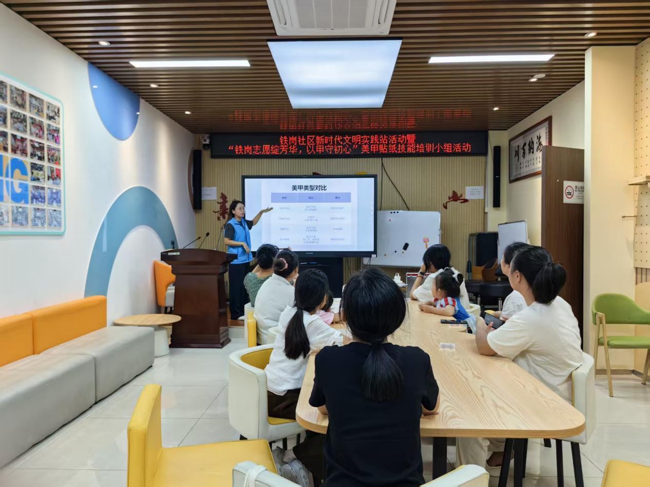图为:社工讲解各式美甲的优缺点