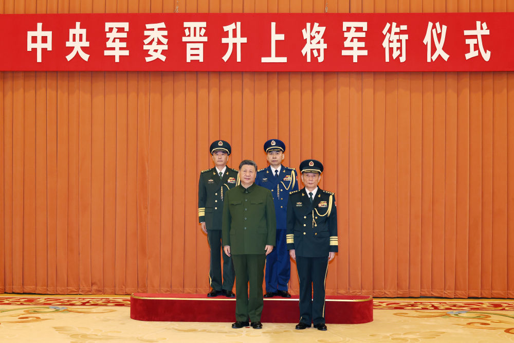 7月3日,中央军委晋升上将军衔仪式在北京八一大楼举行。中央军委主席习近平出席晋衔仪式。这是习近平等领导同志同晋升上将军衔的军官合影。新华社记者 李刚 摄