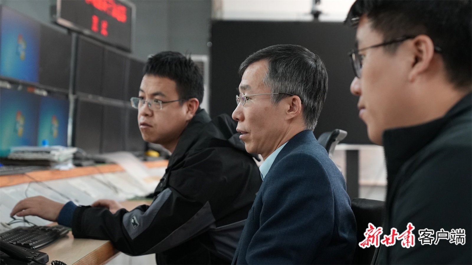 杨建成（中）在指导学生　新甘肃&middot;甘肃日报记者　吴涵