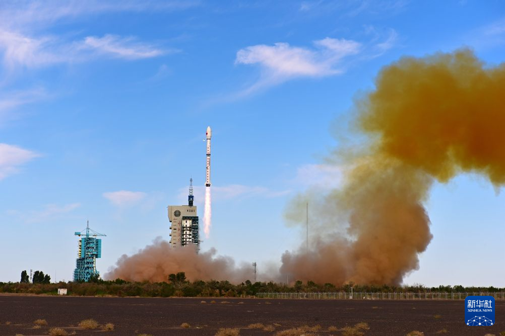 7月2日7时46分,我国在酒泉卫星发射中心使用长征四号乙运载火箭,成功将海洋二号E卫星发射升空,卫星顺利进入预定轨道,发射任务取得圆满成功。新华社发(汪江波 摄)