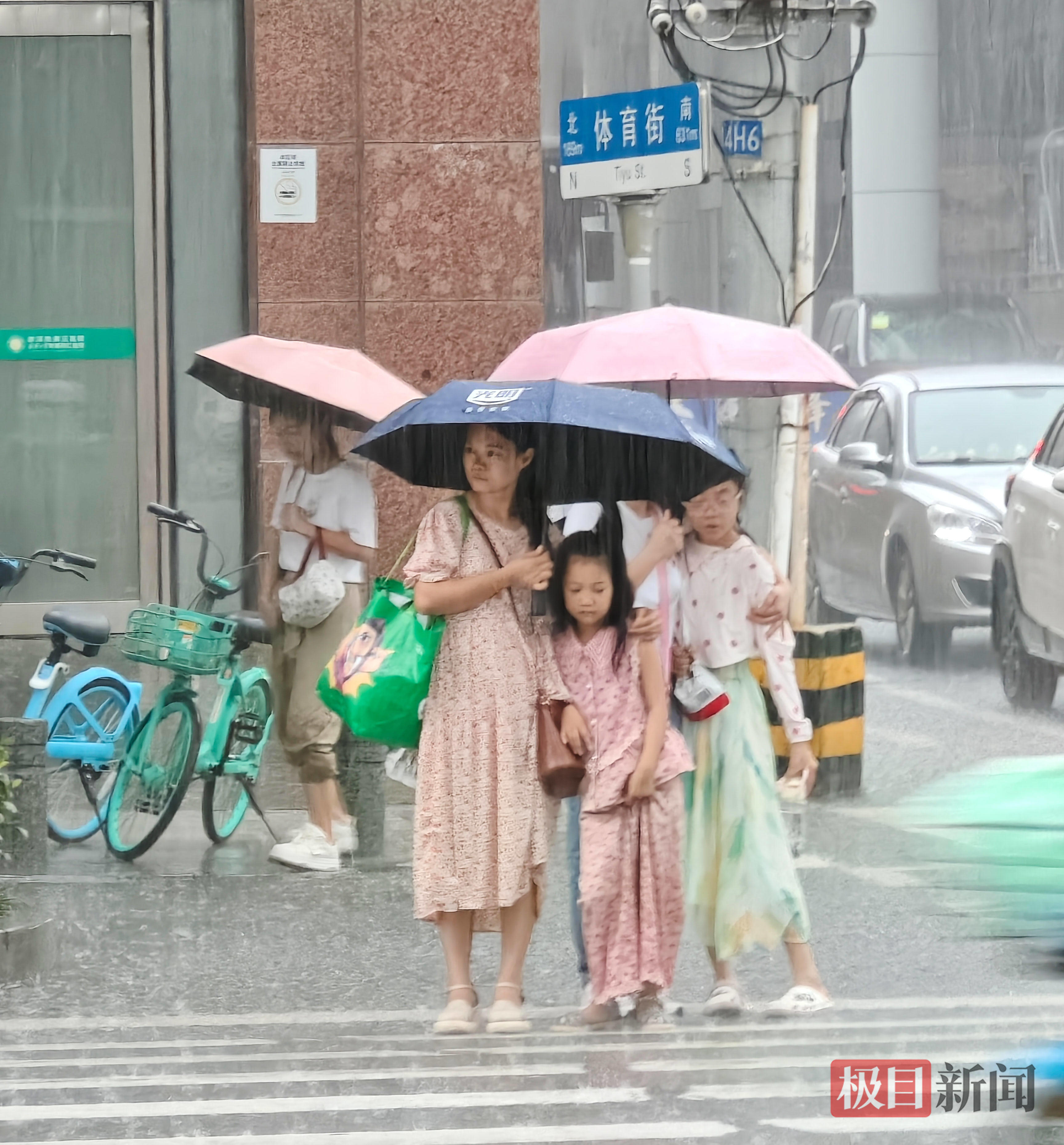 武汉街头开启“泼水模式”