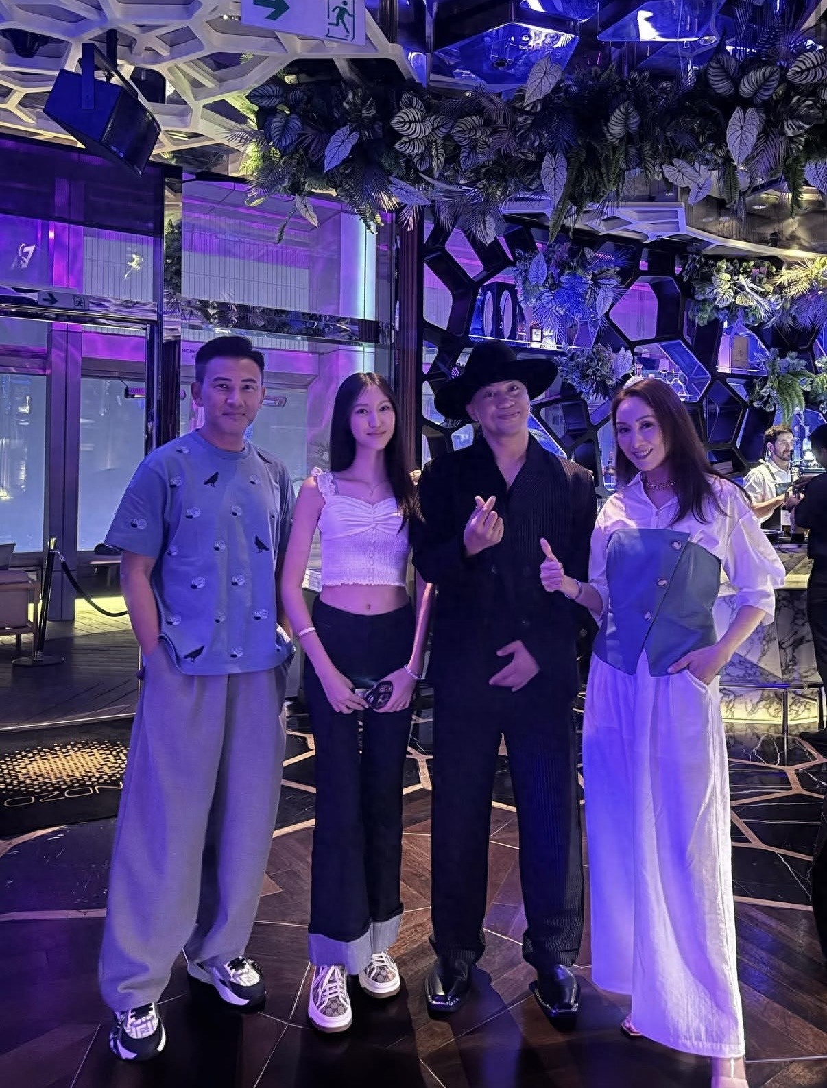 郭可盈一家欢庆女儿毕业，16岁林天若穿露脐装身高已超妈妈