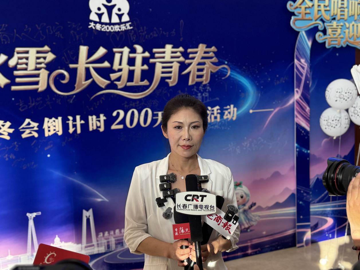 四平市双辽市文化馆慕音合唱团指挥侯儒接受媒体采访