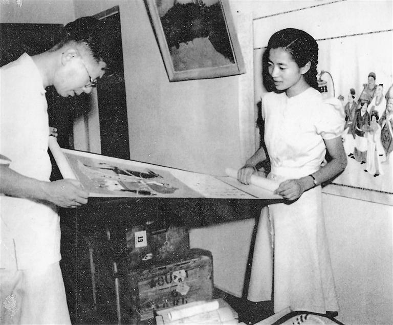 1948年夏，常沙娜在南京与父亲看敦煌摹本。