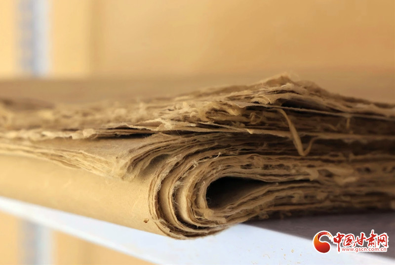 西和麻纸拉力强劲、耐酸防腐，素有“千年寿纸”之誉。